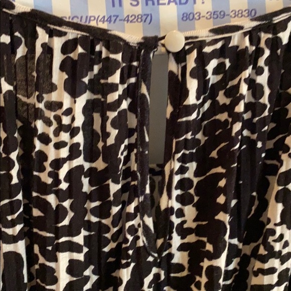 Banana Republic black and white silky soft top - Picture 3 of 4